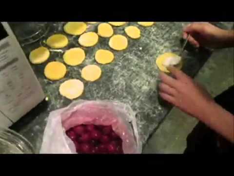 Video: Jinsi Ya Kutengeneza Dumplings Na Cherries