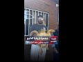 جمعية أزرقنا الكبير تشيد ببحارين أنقذا سلحفاة بحرية بعد ابتلاعها صنارة صيد 