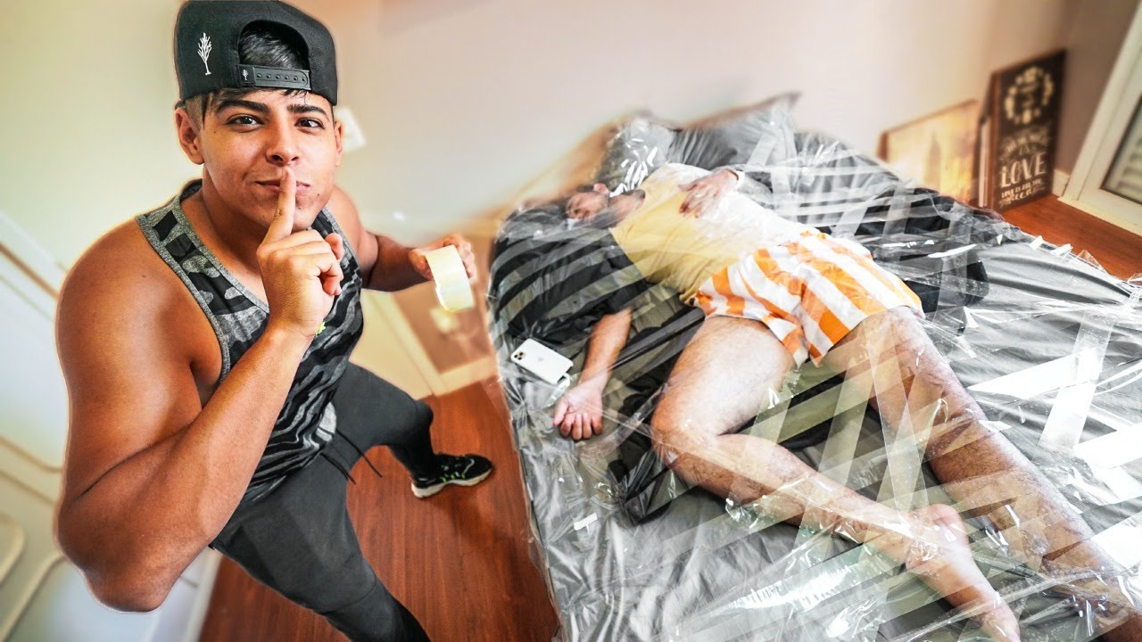 PRENDI MEU AMIGO ENQUANTO ELE DORMIA...