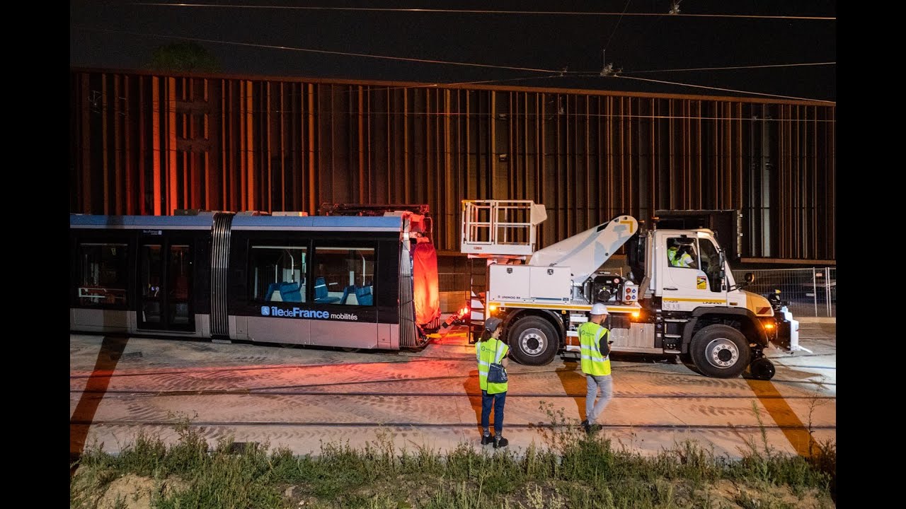 Acheminement de la 1ère rame du T10 de La Rochelle à l'ateliergarage