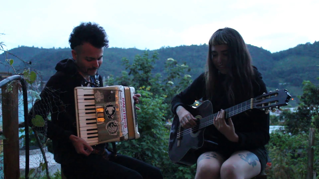 AMAPOLA. ME PERDÍ ENTRE LOS CERROS