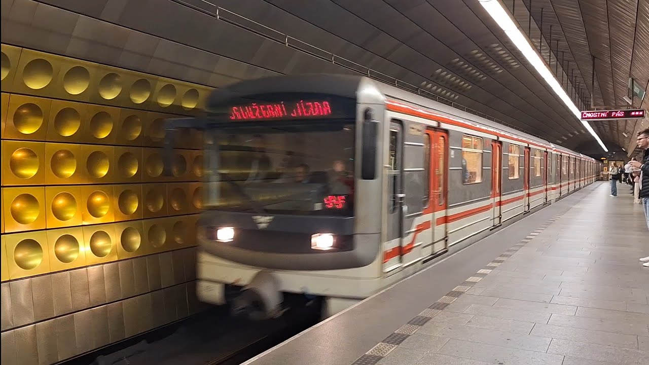 Průjezd metra 81-71M stanicí Můstek. Linka A. 30.10.2024