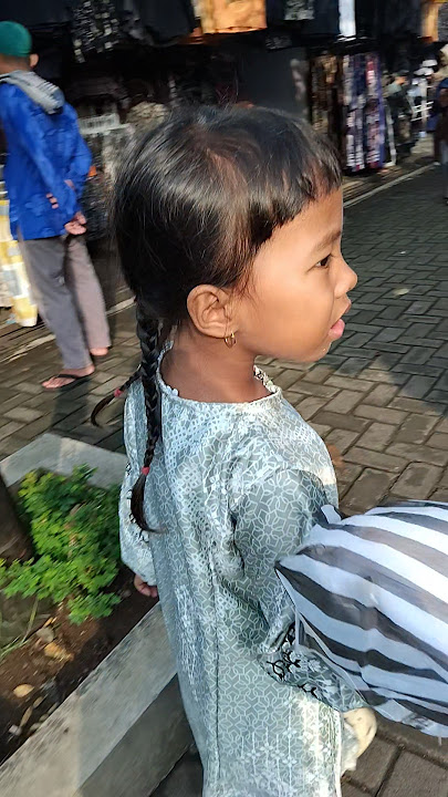 mafdah si dowi lagi beli baju,kamu mau beli baju ga