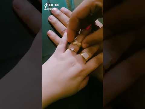 احساس حلو انك تجوز حد بتحبه ولما الدبله تتنقل من الايد اليمين للشمال احساس احلى واجمل فالحب