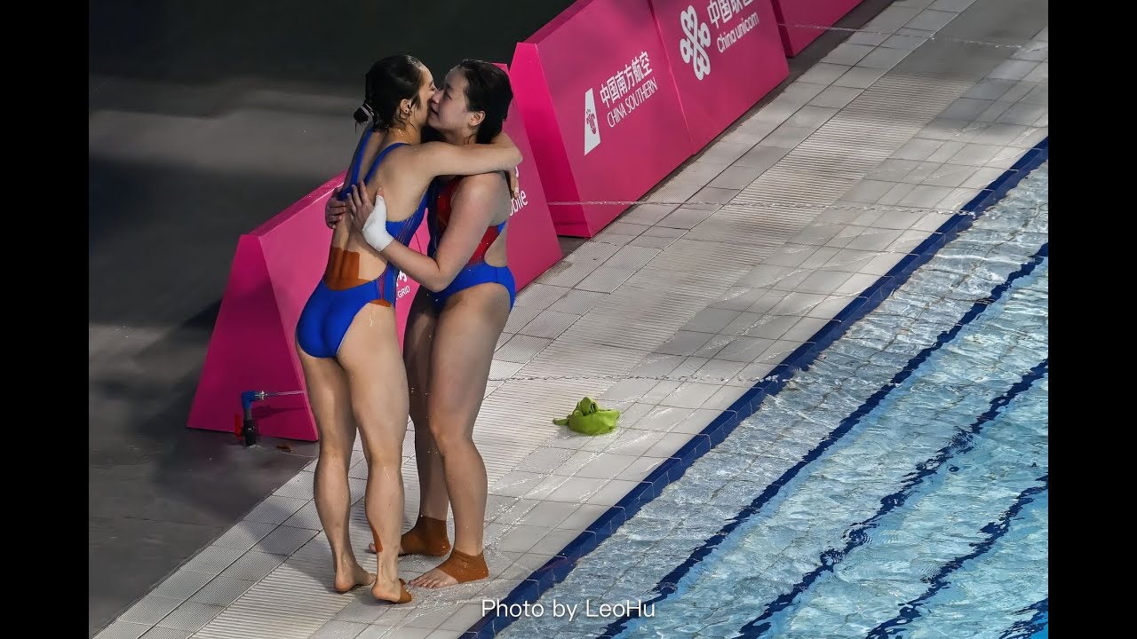 全運會女子雙人10米臺預賽，陳若琳心系嬋寶現實現場觀看徒弟比賽，表情不乏擔憂，最終陳芋汐掌敏潔以總分339.06分，頭名晉級，全紅嬋王偉瑩以總297.54分，排名第三進入決賽#全紅嬋#陳芋汐#陳若琳