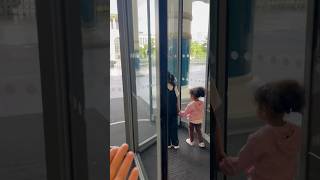 Kızlar Dönen Kapının Arasında Kaldı Çıkamıyorlar