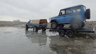 Везем УАЗ на бездорожье на TOYOTA HILUX. RC Scale 1/10 4x4 offroad