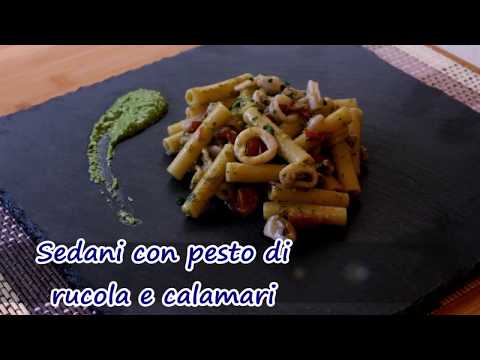 Sedani rigati con pesto di rucola e calamari - ricetta semplice e veloce