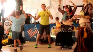 Пьяный парень на сцене - не припятствие для этих красоток. LifeinUSA Пьяный парень на сцене - не припятствие для этих красоток. LifeinUSA