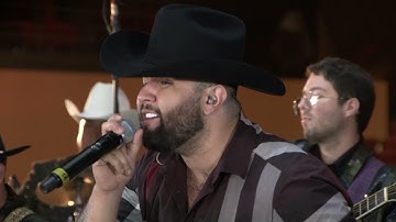Carin León ft Los Invasores de Nuevo León - Bajo Mil Llaves (En Vivo)
