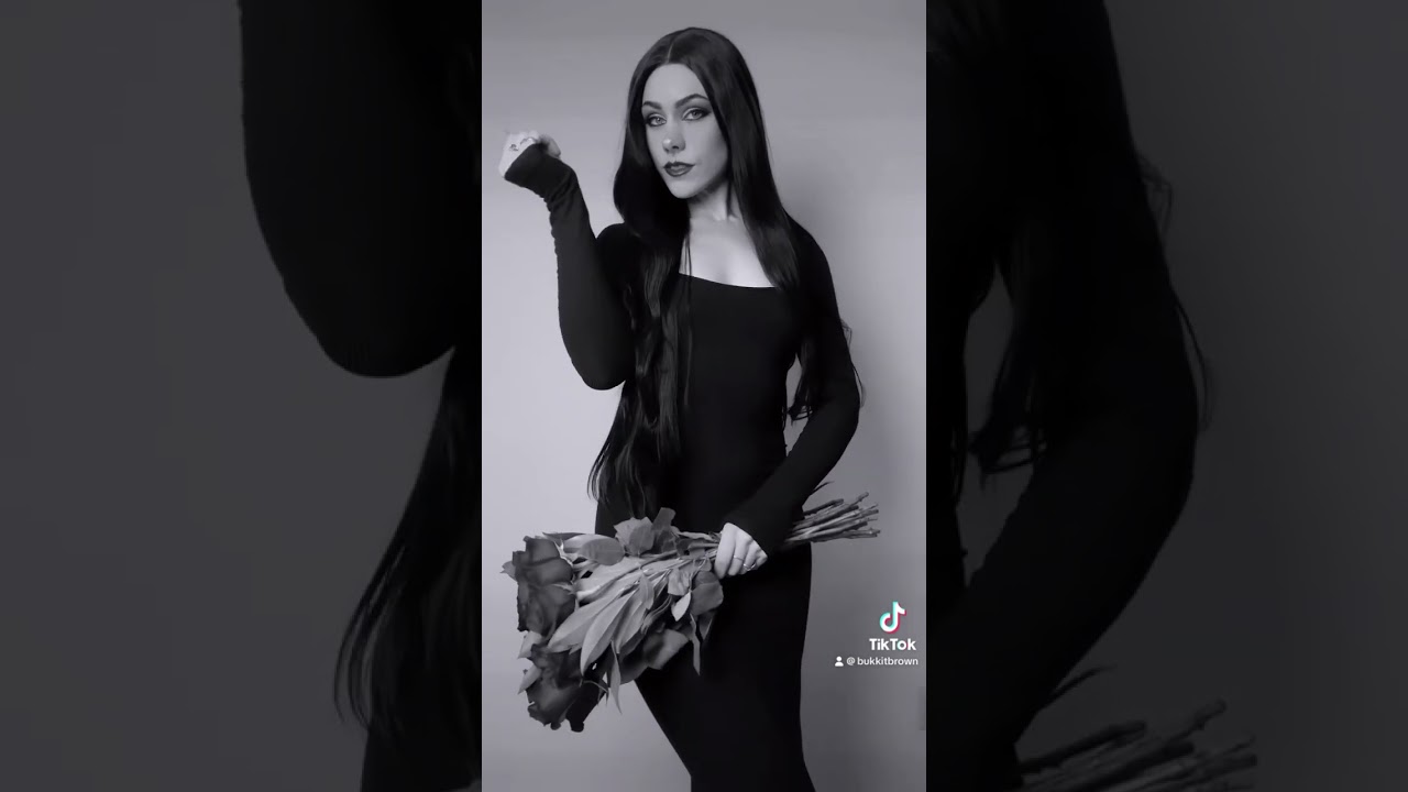 I dont recognize myself in this morticia cosplay 😳