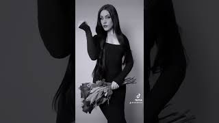 I dont recognize myself in this morticia cosplay 😳