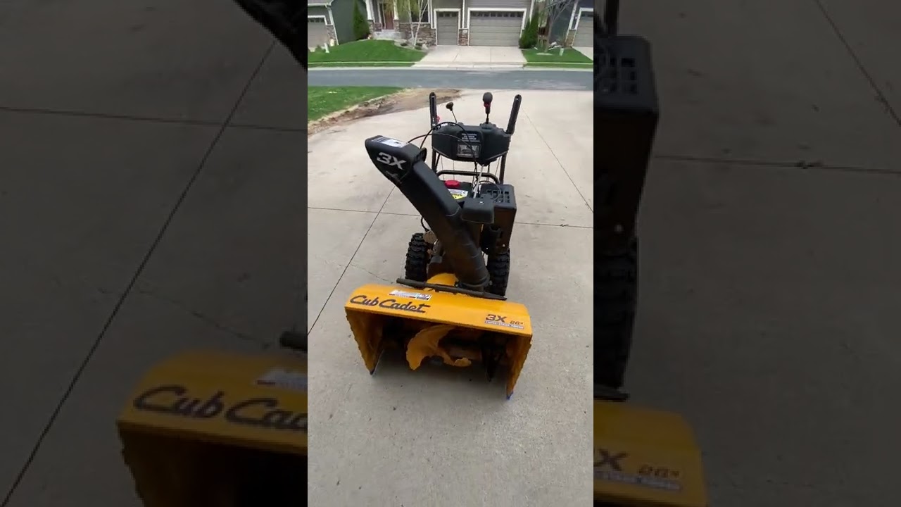 Cub Cadet 3X 26 snow thrower running