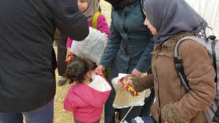 Guta Lı Mülteci Çocuklara Çikolata