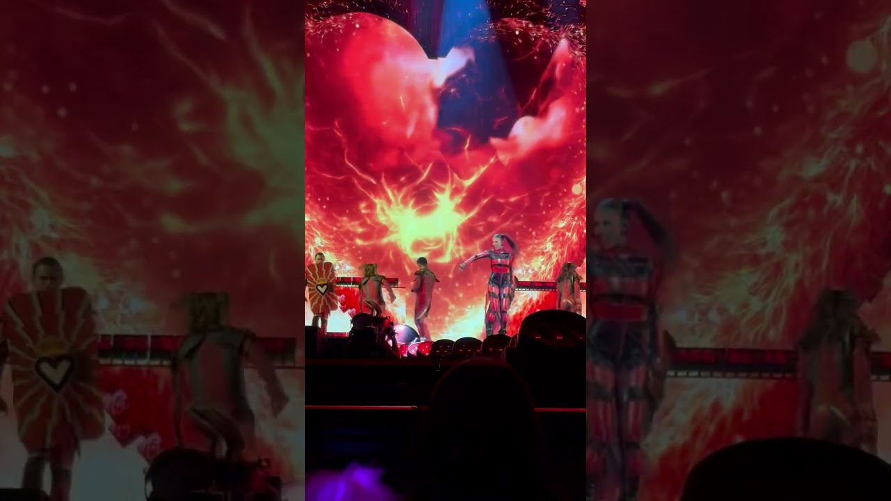 Rise of red Descendants/Zombies Worlds Collide tour 