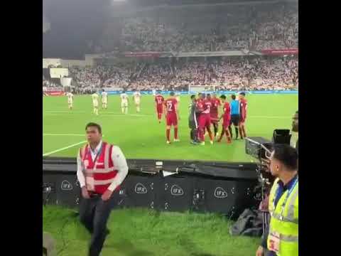 جماهير امارتيه تلقي الاحذية على لاعبي المنتخب القطري بعد هزيمتهم 4 صفر مقبال قطر