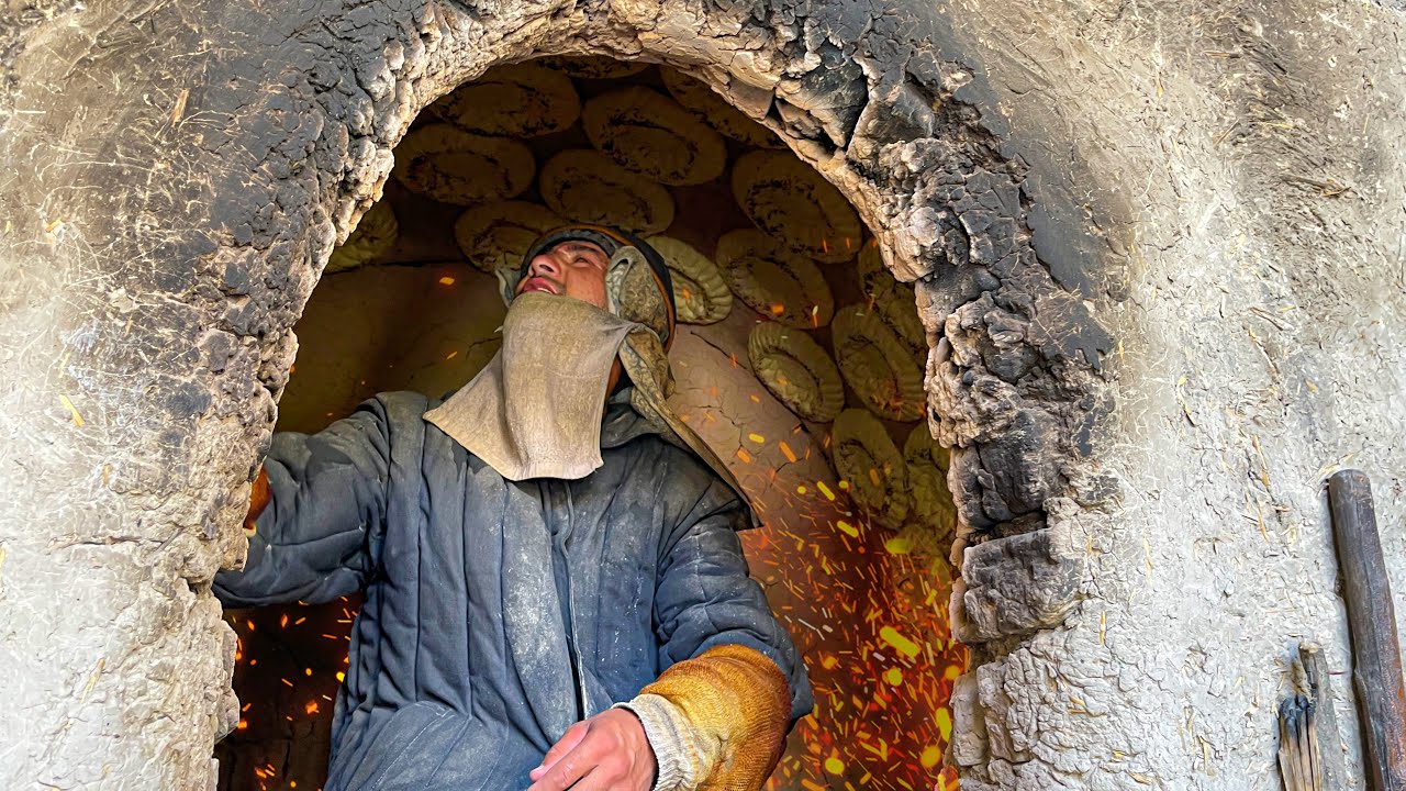 Пекарь Сидит Внутри Печи и Печет Хлеб | Разогретая Печь | Узбекская Кухня