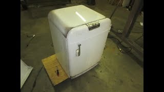 Vintage Frigidaire AM-43F Mini Refrigerator....