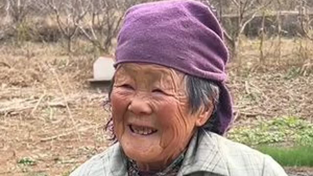 给在大山脚下挖菠菜的奶奶理理发#下乡理发 #传递善良传递爱 #纪录真实生活 #做有意义的事 #农村真实生活