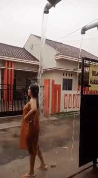 Mandi air hujan pakai daster... kelihatan anunya.   #shorts #subscribe #short #hot