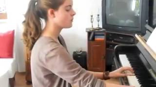Очень сильное видео! Девочка играет на фортепиано без кисти! Очень сильное видео! Девочка играет на фортепиано без кисти!