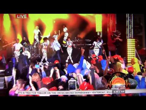 Pharrell Williams Perform