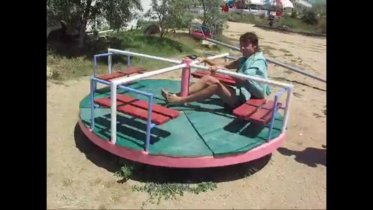 Карусель раскрутили машиной