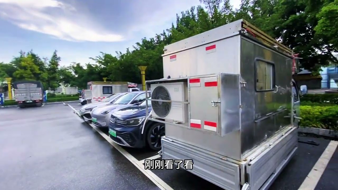 外面的雨越下越大 一个人在三轮车里发呆 晚上听着雨声入睡挺好 下雨天的三轮房车露营生活美滋滋#下雨天 #雨中露营 #979三轮车自驾游 #秘密基地 #老头乐