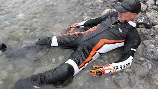 Enjoy the sea with Riegillio bikesuit
Dieses Video enthält Werbung
Bikesuit: https://mr-riegillio.com/
Boots: Alpinestars S-MX Plus
Musik. youtube audio library Enjoy the sea with Riegillio bikesuit