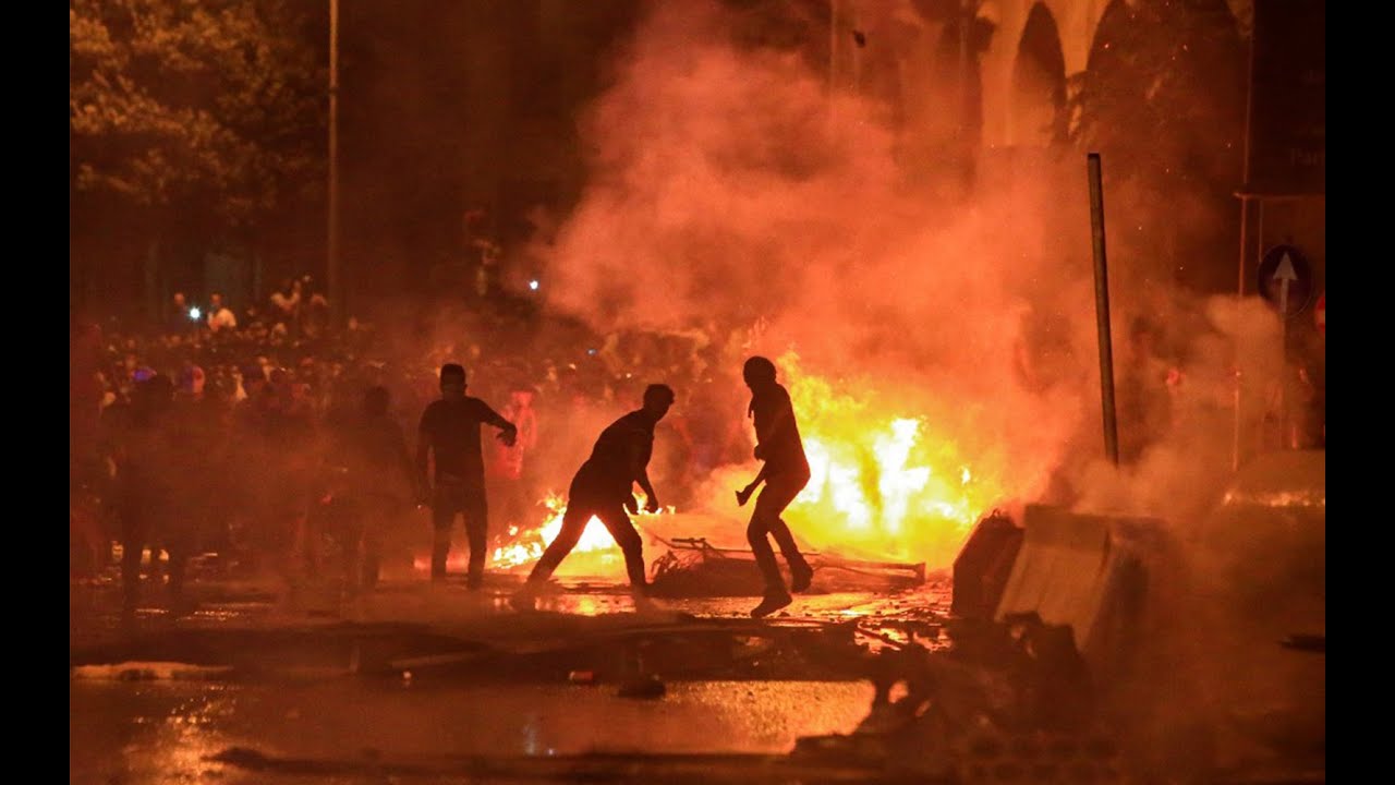 Crowd dynamics and the uncontrolled mob