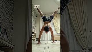 Allenamento verticale a una mano #calisthenics #viral #handstand #shorts #skills