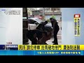開完庭情緒激動 男持拒馬砸地檢玻璃門 騷擾店家又砸破門 男連兩日遭警強制送醫｜三立新聞LIVE