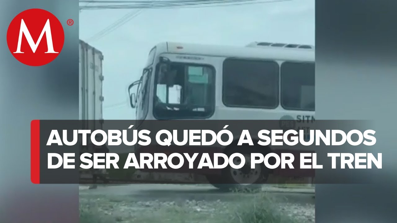 VIDEO: Camión intenta ganarle el paso al tren en Nuevo León - YouTube