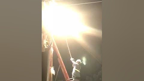 Tranformador explode e quase atinge técnico em serviço