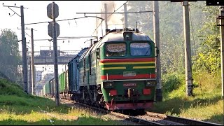 Тепловоз 2М62-961 повільно тягне вантажний поїзд без допоміжного локомотива
