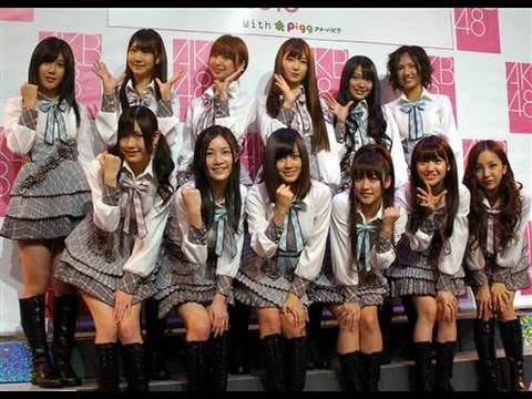 AKB48が50人集合「桜の栞」熱唱 - YouTube