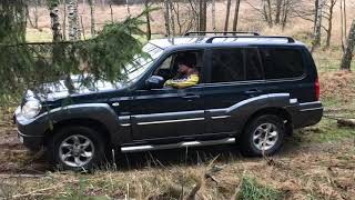 Zrywka drewna terenówką Hyundai Terracan 2.9 Crdi w terenie  w lesie Offroad in forest