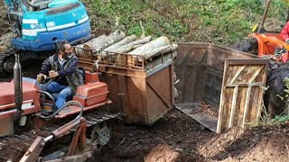 Trattore Cingolato Scarica La Legna Sul Trattore Gommato Completamento Carico Con Escavatore