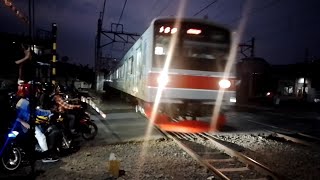 通勤線 JR 205-102+129 目的地 チカランパパサン 通勤線 JR 205-143 私のお気に入りの目的地はカンプンバンダンです