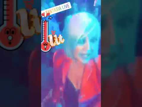 Η Ρούλα Κορομηλά στα μπουζούκια