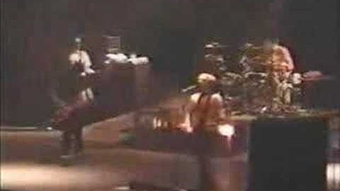 Basketcase - Avril Lavigne - Amsterdam Webcast - Try To Shut