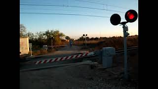 Paso de dos trenes de Cercanías, por el paso a nivel de Villanueva del Ariscal.
