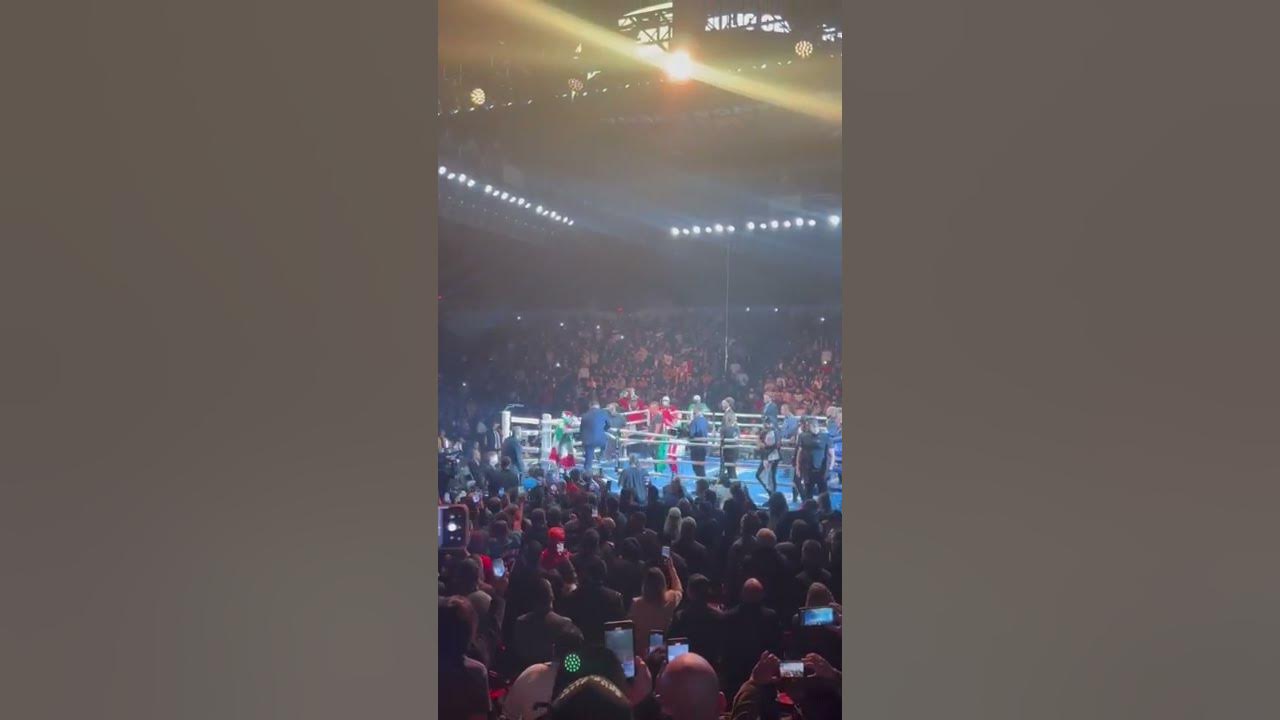 Julio Cesar “El Rey” Martinez vs Chocolatito Entrance