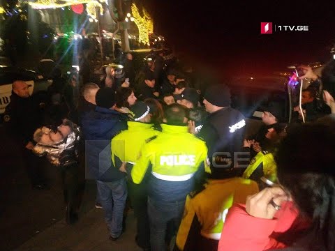 პოლიციის თანამშრომლებმა პარლამენტის მიმდებარე ტერიტორიიდან სამი პირი გაიყვანეს