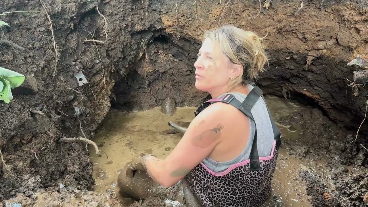 Историческое сокровище найдено глубоко в грязи! Ценные антикварные вещи зарыты повсюду!