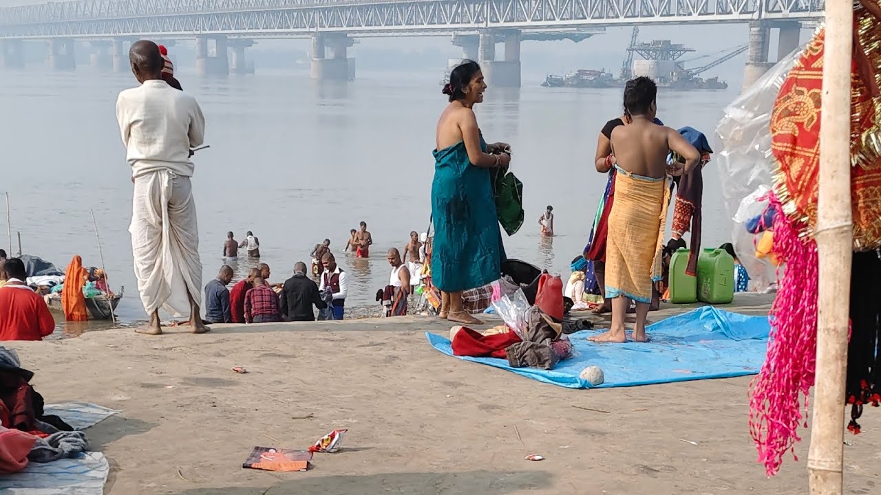 सिमरिया घाट में मुंडन करते हुए श्रद्धालुओं का वीर 