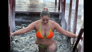 Женщины купаются в Бийске на Крещение в 2019 году