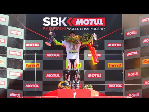 Video: Adrián Huertas oslavuje svoj titul majstra sveta víťazstvom v posledných pretekoch Supersport 300 roka v Portimao