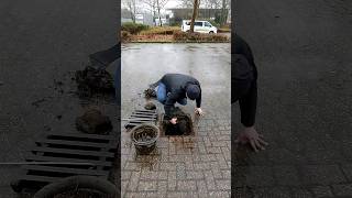 S#058-2  Unclogging a storm drain d...