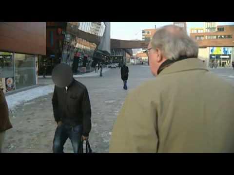 Stand.Almere - Jongen spuugt op Frits Huis. lijsttrekker Leefbaar Almere